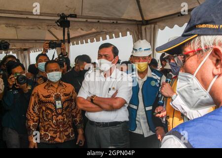 Cileunyi, Indonesien. September 2021. Der koordinierende Minister für maritime Angelegenheiten und Investitionen, Luhut Binsar Pandjaitan (Mitte), hört sich die Erklärung der Arbeitseinheit an, während er das Cileunyi-Austauschprojekt in Bandung Regency überprüft. Während eines Arbeitsbesuchs in West-Java hatten die drei Minister Gelegenheit, das Austauschprojekt Cileunyi und das Nationale strategische Projekt der Mautstraße Cileunyi-Sumedang-Dawuan (Cisumdawu) zu überprüfen. Kredit: SOPA Images Limited/Alamy Live Nachrichten Stockfoto