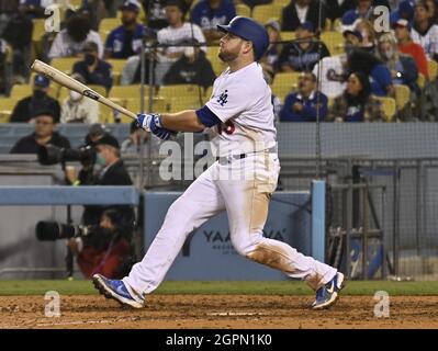 Los Angeles, USA. September 2021. Im achten Inning gegen die San Diego Padres im Dodger Stadium in Los Angeles am Mittwoch, den 29. September 2021, trifft Max Muncy von Los Angeles Dodgers' auf einen Solo-Heimlauf. Die Dodgers besiegten die Padres 11-9. Foto von Jim Ruymen/UPI Credit: UPI/Alamy Live News Stockfoto