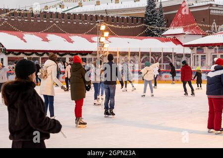 MOSKAU, RUSSLAND - 15. DEZEMBER 2020: Eislaufbahn auf dem Roten Platz. Moskauer und Touristen Lieblings-Urlaubsort während der Winterferien. Stockfoto