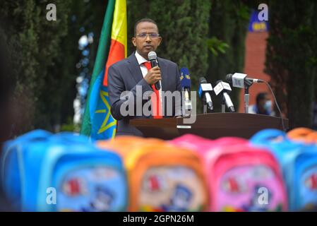 Addis Abeba, Äthiopien. September 2021. Der äthiopische Bildungsminister Getahun Mekuria hält eine Rede bei der Spendenzeremonie von 20,000 Schultaschen, die von der China Foundation for Poverty Linderung (CFPA) in Addis Abeba, der Hauptstadt Äthiopiens, gespendet wurden, am 29. September 2021. ZUM THEMA „Roundup: Chinesische Organisation spendet Schultaschen an bedürftige äthiopische Studenten“ Quelle: Michael Tewelde/Xinhua/Alamy Live News Stockfoto