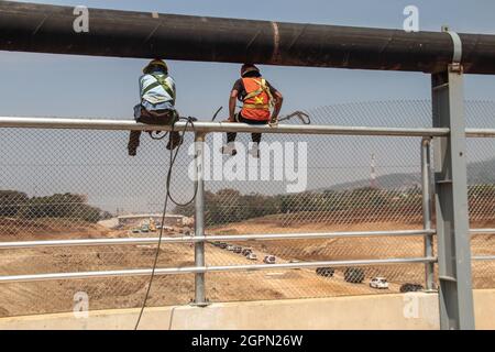 Sumedang, Indonesien. September 2021. Arbeiter beim Mautstraßenprojekt Cisumdawu in Sumedang Regency gesehen. Die 62.01 Kilometer lange Mautstraße Cisumdawu wird Anfang 2022 fertiggestellt, um Bandungs Zugang zum internationalen Flughafen West Java in Kertajati, Majalengka, zu beschleunigen. Kredit: SOPA Images Limited/Alamy Live Nachrichten Stockfoto