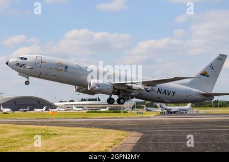 US Navy Boeing P-8 Poseidon-Militärflugzeug, das für die US Navy in Farnborough entwickelt wurde und von der Royal Air Force erworben wurde Stockfoto