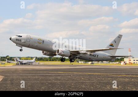 US Navy Boeing P-8 Poseidon, ein für die US Navy entwickeltes Militärflugzeug, das auf der Farnborough International Airshow 2014 abfliegt Stockfoto