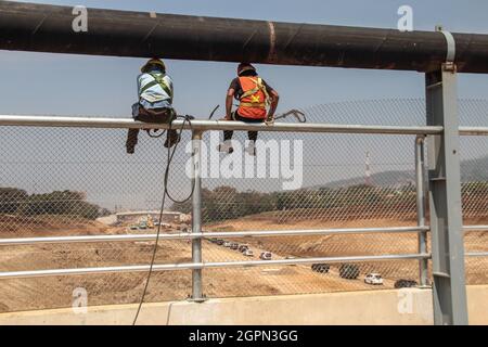 Sumedang, Indonesien. September 2021. Arbeiter beim Mautstraßenprojekt Cisumdawu in Sumedang Regency gesehen. Die 62.01 Kilometer lange Mautstraße Cisumdawu wird Anfang 2022 fertiggestellt, um Bandungs Zugang zum internationalen Flughafen West Java in Kertajati, Majalengka, zu beschleunigen. (Foto von Algi Febri Sugita/SOPA Images/Sipa USA) Quelle: SIPA USA/Alamy Live News Stockfoto