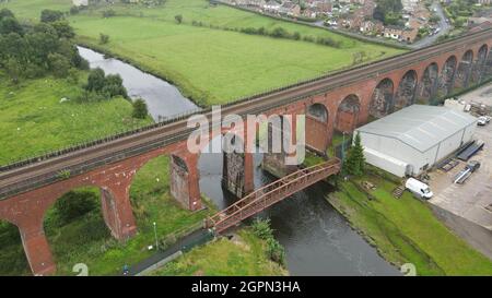 Ribble Valley, Viadukt alte viktorianische Eisenbahn Viadukt bekannt als Whalley Arches, Lancashire England Luftbild Stockfoto