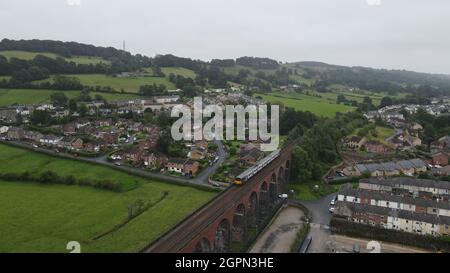 Zug durch Ribble Valley, Viadukt alte viktorianische Eisenbahn Viadukt bekannt als Whalley Arches, Lancashire England Luftbild Stockfoto