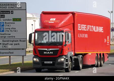 Royal Mail-Lastwagen in der Nähe des Flughafens London Heathrow, Großbritannien Stockfoto