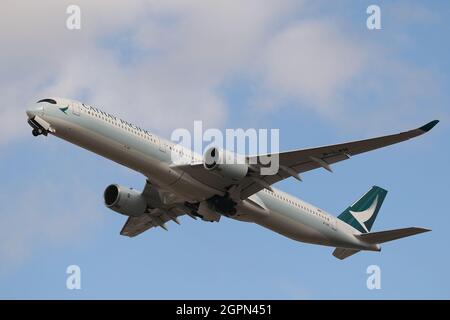 Der Airbus A350 B-LXN von Cathay Pacific nimmt vom Flughafen London Heathrow, Großbritannien, ab Stockfoto