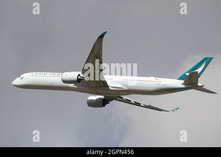 Der Airbus A350 B-LXN von Cathay Pacific nimmt vom Flughafen London Heathrow, Großbritannien, ab Stockfoto