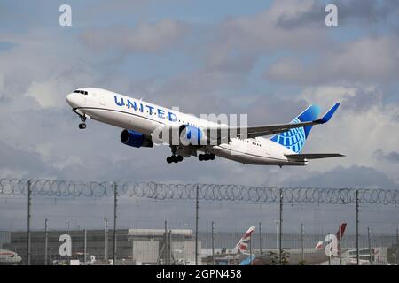 United Airlines Boeing 767 N664UA, die vom Flughafen London Heathrow, Großbritannien, abfliegt Stockfoto