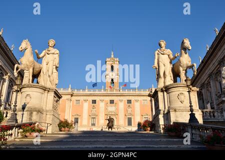 Italien, Rom, Kapitolshügel, Piazza del Campidoglio, Statuen von Castor und Pollux und Palazzo Senatorio Stockfoto