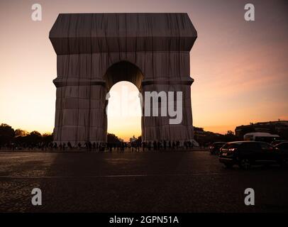 Umwickelt 2021 Arc de triomphe von Christo in Paris Stockfoto