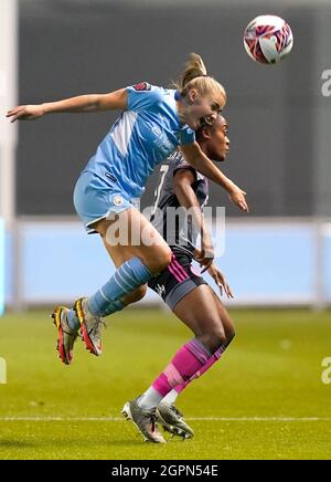 Manchester, England, 29. September 2021. Georgia Stanway of Manchester City (L) fordert Paige Bailey-Gayle von Leicester City während des FA Cup-Spiels der Frauen im Academy Stadium in Manchester heraus. Bildnachweis sollte lauten: Andrew Yates / Sportimage Stockfoto