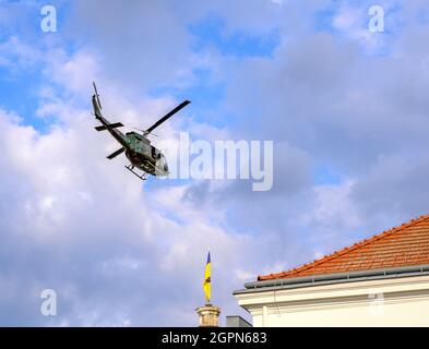 Helikopter der Österreichischen Bundeswehr, der über dem Rathaus von Tulln bei einem Manöver, Österreich, fliegt Stockfoto