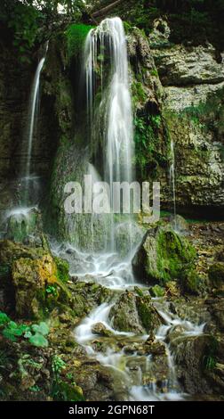 Natürlicher Wasserfall´s schwarzwald in deutschland, aufgenommen bei langer Belichtung. Stockfoto
