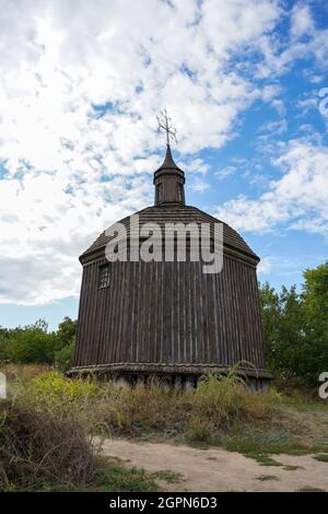 Ukraine, Witachiv - 5. September 2021: Alte Holzkirche der Ukrainischen geistigen republik. Der Ort der Macht der Trypillian-Kultur. Sicht. Religiöse Kapelle. Christentum 13. Jahrhundert. Stockfoto