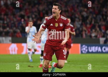 Goaljubel Robert LEWANDOWSKI (FC Bayern München) nach Tor 1:0, Jubel, Freude, Begeisterung, Action. FC Bayern München-Dynamo Kiew 5-0 Fußball Champions League, Gruppe E, 2. Spieltag am 29.09.2021. ALLIANZ ARENA. Stockfoto