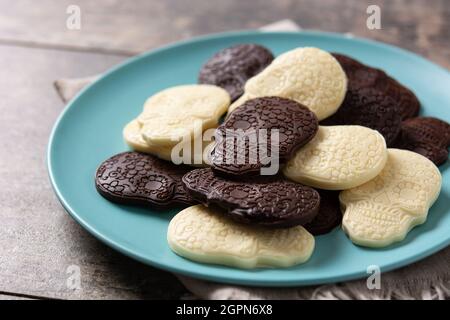 Mexikanische Schokoladen-Totenköpfe auf Holztisch Stockfoto