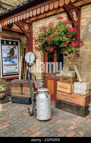 Vintage-Artikel geben Arley Station auf der Severn Valley Railway, Worcestershire, einen Hauch von Nostalgie Stockfoto