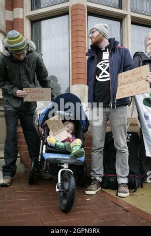 Beverley, Großbritannien. 30. September 2021. Demonstranten versammeln sich vor den Büros des East Riding of Yorkshire Council, um eine bevorstehende Entscheidung über den umstrittenen Planungsantrag von Rathlin Energy (UK) Ltd für die langfristige Ölförderung und sechs neue Bohrlöcher bei West Newton im East Riding of Yorkshire abzuwarten. Quelle: Barry Anson/Alamy Live News Stockfoto