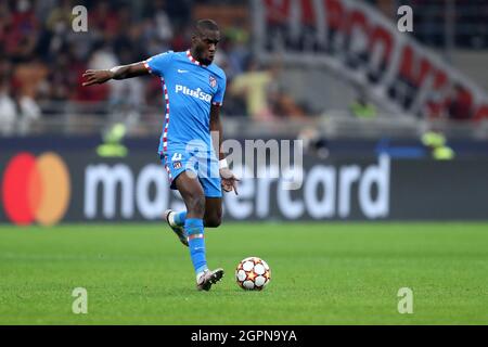 Geoffrey Kondogbia vom Club Atletico de Madrid kontrolliert den Ball während des UEFA Champions League-Spiel der Gruppe B zwischen dem AC Mailand und dem Club Atletico de Madrid am 28. September 2021 im Stadio Giuseppe Meazza in Mailand, Italien. Stockfoto