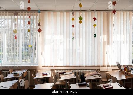 Leerer Innenraum Des Schulzimmers. Zurück zur Schule. Leeres Schulzimmer, keine Menschen. Herbstdekor in einem leeren Klassenzimmer während der Quarantäne Stockfoto