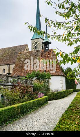 Blick auf die spätgotische Kirche St. Oswald in der Schweizer Stadt Zug und die Gärten im Freien. Stockfoto