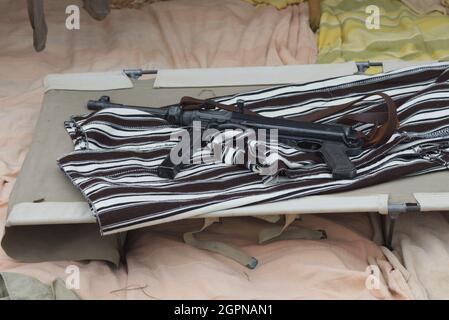 Koje mit einem MP 40 schmeisser Untermaschinengewehr darauf bei der Nachstellung der El Alamein Stockfoto