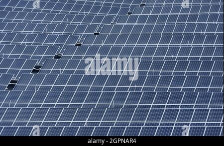 Array von Sonnenkollektoren, Solarkraftwerk Muster Stockfoto