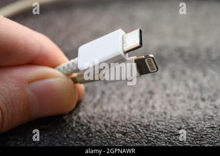 WLADIVOSTOK, RUSSLAND - 24. SEPTEMBER 2021: Apple Lightning Connector und USB Type-C Kabel. Selektiver Fokus. Stockfoto