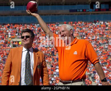 Clemson, USA. Oktober 2011. Der ehemalige Clemson-Trainer Danny Ford würdigt seine Fans, nachdem sein Nationalmeisterschaftsteam 1981 zur Halbzeit des Tigers-Spiels gegen North Carolina geehrt wurde. Die Clemson Tigers besiegten die North Carolina Tar Heels, 59-38, im Memorial Stadium in Clemson, South Carolina, am Samstag, den 22. Oktober 2011. (Foto von Robert Willett/Raleigh News & Observer/TNS/Sipa USA) Quelle: SIPA USA/Alamy Live News Stockfoto