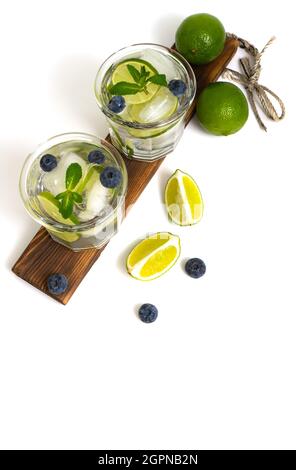 Verschiedene Beerenlimonade- oder Mojito-Cocktails, frisches, vereister Zitronenlime, mit Heidelbeeren angereichertes Wasser, sommerliche, gesunde Detox-Getränke, isoliert auf weißer Draufsicht Stockfoto