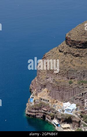 Luftaufnahme des alten Hafens Gialos, in Fira Santorini Griechenland Stockfoto