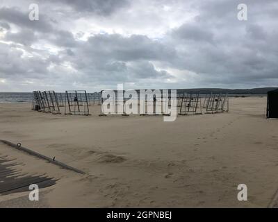 Arts by the Sea bereit für die Eröffnung am 1. Oktober 2021. Gelegen am Sandbanks Beach, Poole Dorset UK. Titel The Great Undecision Council von Romain Tardy. Credit Suzanne McGowan Alamy Live News. Der große Unentschlossenheit-Rat des bildenden Künstlers Romain Tardy präsentiert ein unaufgefordertes Selbstporträt unserer aktuellen Gesellschaft, indem er die auf Google und Google News am häufigsten verwendeten Suchbegriffe in Echtzeit in visuelle und akustische Signale übersetzt. Bei Arts by the Sea nimmt Tardys Arbeit die Form einer hypnotischen, großformatigen Licht- und Klanginstallation an. Eine faszinierende körperliche Erfahrung. Stockfoto