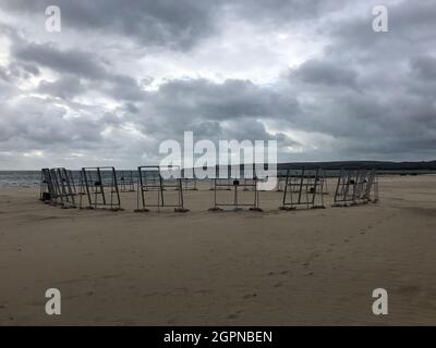 Arts by the Sea bereit für die Eröffnung am 1. Oktober 2021. Gelegen am Sandbanks Beach, Poole Dorset UK. Titel The Great Undecision Council von Romain Tardy. Credit Suzanne McGowan Alamy Live News. Der große Unentschlossenheit-Rat des bildenden Künstlers Romain Tardy präsentiert ein unaufgefordertes Selbstporträt unserer aktuellen Gesellschaft, indem er die auf Google und Google News am häufigsten verwendeten Suchbegriffe in Echtzeit in visuelle und akustische Signale übersetzt. Bei Arts by the Sea nimmt Tardys Arbeit die Form einer hypnotischen, großformatigen Licht- und Klanginstallation an. Eine faszinierende körperliche Erfahrung. Stockfoto