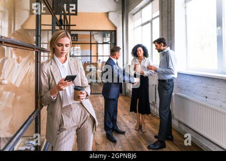 Multiethnisches Unternehmensteam im Büro für einen strategischen Marketingplan - Büroangestellte, Unternehmer und Mitarbeiter des Unternehmens bei der Arbeit Stockfoto