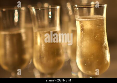 Nahaufnahme von Sektgläsern Stockfoto