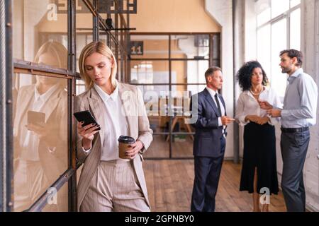 Multiethnisches Unternehmensteam im Büro für einen strategischen Marketingplan - Büroangestellte, Unternehmer und Mitarbeiter des Unternehmens bei der Arbeit Stockfoto