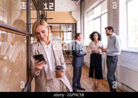 Multiethnisches Unternehmensteam im Büro für einen strategischen Marketingplan - Büroangestellte, Unternehmer und Mitarbeiter des Unternehmens bei der Arbeit Stockfoto