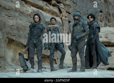 JAVIER BARDEM, ZENDAYA, REBECCA FERGUSON und TIMOTHEE CHALAMET in DUNE (2021), Regie DENIS VILLENEUVE. Credit: Legendary Entertainment / Warner Bros. / Album Stockfoto