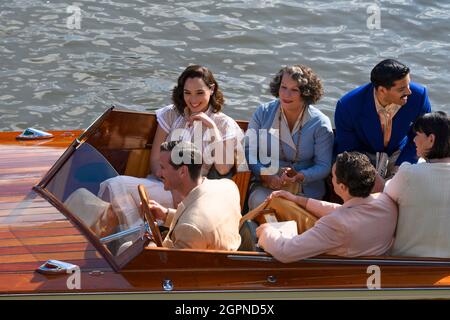 JENNIFER SAUNDERS, ARMIE HAMMER, GAL GADOT, FRENCH DAWN UND ALI FAZAL IN DEATH ON THE NILE (2021), REGIE: KENNETH BRANAGH. Kredit: 20TH CENTURY STUDIOS / Album Stockfoto