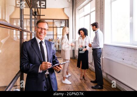 Multiethnisches Unternehmensteam im Büro für einen strategischen Marketingplan - Büroangestellte, Unternehmer und Mitarbeiter des Unternehmens bei der Arbeit Stockfoto