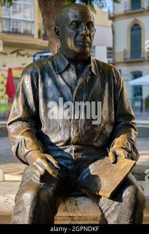 Statue von Pablo Picasso vom Bildhauer Francisco Lopez Hernandez, Plaza de la Merced, Malaga, Spanien. Stockfoto