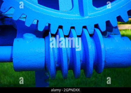 Nahaufnahme eines großen Metallgetriebes mit Antriebsstrang über einer Schneckenwelle Stockfoto