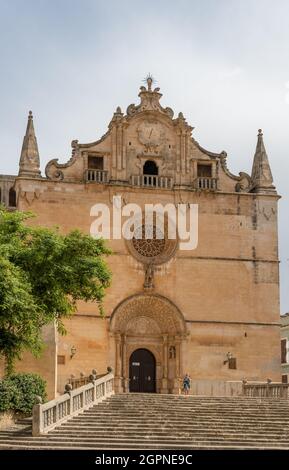 Felanitx, Spanien; 25 2021. september: Gesamtansicht der Pfarrei Sant Miquel in der mallorquinischen Stadt Felanitx an einem sonnigen Tag Stockfoto