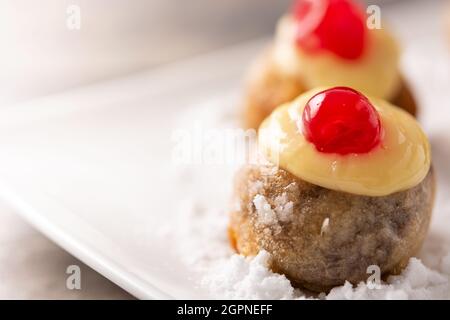 Traditionelles italienisches Zeppole-Gebäck auf einem Holztisch Stockfoto