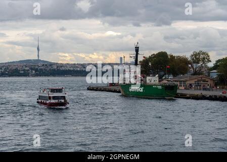 Greenpeace's Schiff "Arctic Sunrise" im Hafen von İstanbul. Greenpeace Arctic Sunrise Schiff im Bosporus. Stockfoto