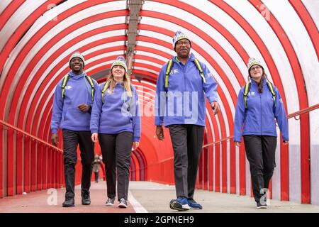 Freiwillige (von links) Donald Onaiwu, Leigh Baxter, Bob Alston und Kirsten McEwan modellieren die offiziellen Uniformen, die von rund 1,000 Freiwilligen auf der UN-Klimakonferenz der Parteien (Cop26) getragen werden, werden im SSE Hydro auf dem Scottish Event Campus in Glasgow vorgestellt. Bilddatum: Donnerstag, 30. September 2021. Stockfoto