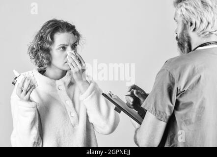 Anamnese. Arzt kommunizieren Frau. Laufende Nase. Fragen Sie nach Beschwerden. Medizinische Behandlung. Symptome einer Virusinfektion. Medizinische Hilfe. Tests vorschreiben Stockfoto
