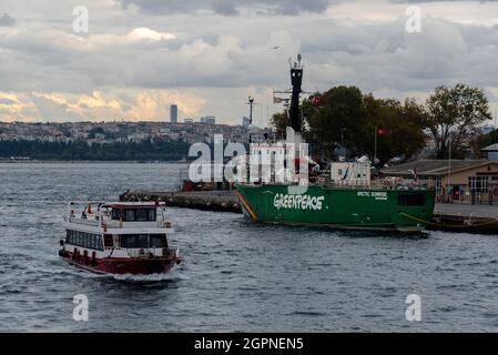 Greenpeace's Schiff "Arctic Sunrise" im Hafen von İstanbul. Greenpeace Arctic Sunrise Schiff im Bosporus. Stockfoto